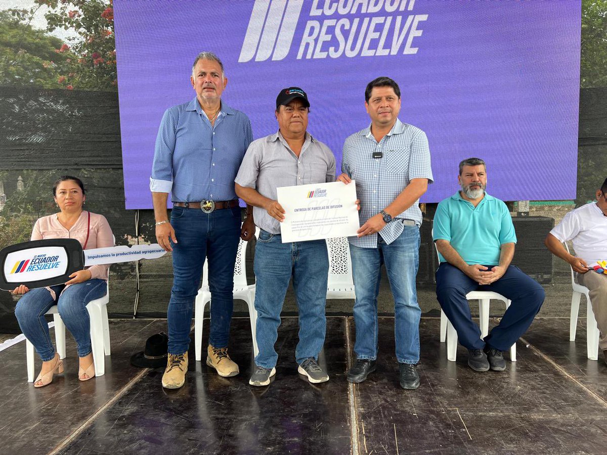 AgriculturaEc's tweet photo. #SantaElena | Los productores son clave para el progreso y desarrollo de nuestro país. Por ello, seguimos trabajando para fortalecer este sector con la entrega de:

✅ 32 bombas nebulizadoras. ✅ 1 tractor.
✅ 1 unidad móvil agroproductiva. ✅ 75 paquetes sostenibles agroecológicos. ✅ 50 paquetes tecnológicos. ✅ 2 sellos AFC asociativos.

Además, la Asociación Agropecuaria Valle de Olón y un productor de Colonche se certifican para implementar parcelas de cacao junto a @INIAPECUADOR. 

¡El camino hacia un agro más fuerte y sostenible continúa!

#ElNuevoEcuadorResuelve 🇪🇨
