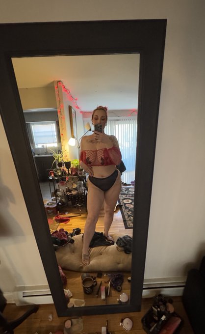 MissAlainaObey - 1 pic. Pre work demoness vs at work demoness I’ve been way too busy these last few. Thankfully I finally have today to relax and get some stuff done at home. Oh and my birthday is in a few weeks 😈 https://t.co/i4y49NMs2x