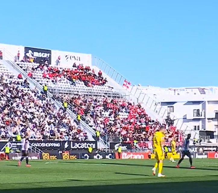 600 kms separam Braga de Faro. Por volta de 500 adeptos do SC Braga marcaram presença hoje no S. Luís, que tiveram que acordar às 4 da manhã hoje.

Ótima deslocação. 🔴⚪️