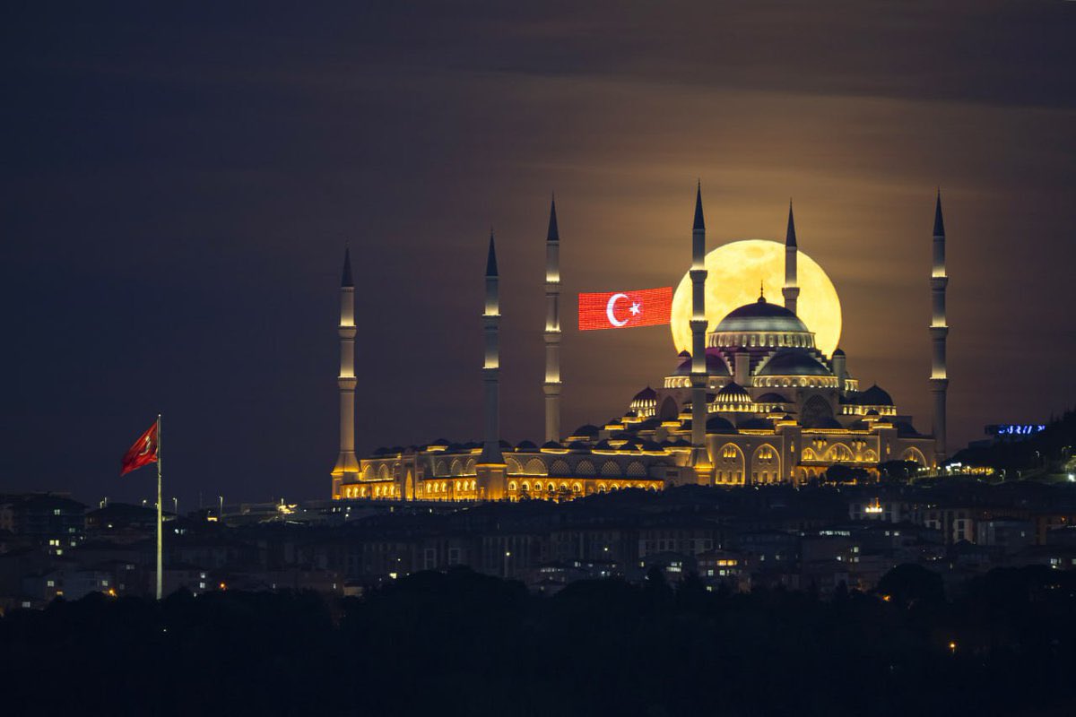 İstanbul’da gözleri dolduran, yürekleri çarpan Büyük Çamlıca Camii ile dolunayın buluşması🤩 #İstanbul #büyükçamlıcacami