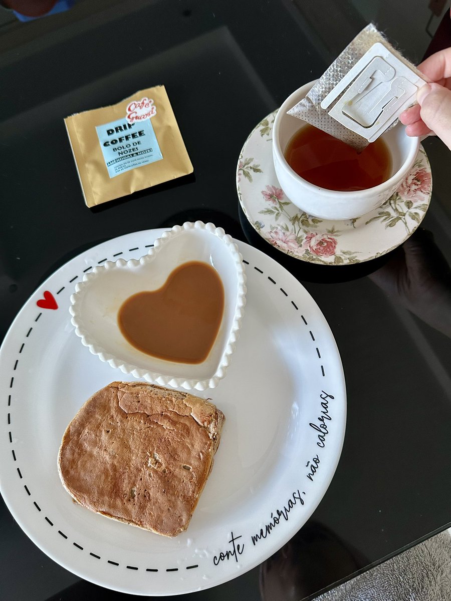 maretharm's tweet image. Fiz uma foto bonita que não postarei no insta porque saiu meu reflexo na mesa com touca de cabelo.