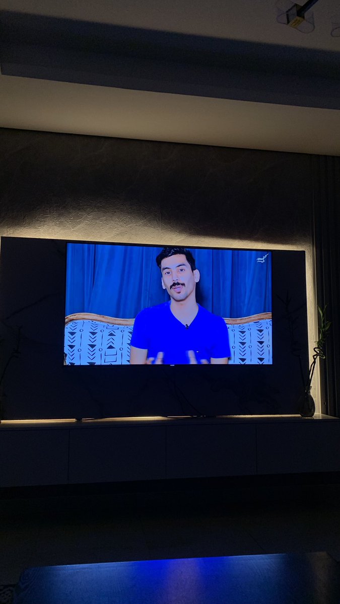 الانسان ذا عيشني افضل ايام حياتي بس حط ببالك اذا تبي تتابعه لاتنسى ,العزله،القهوه،الهدوء التام
وبعدها بتخش بعالم من وحي الخيال بسبب سرده للقصص بتبدا تعيش احداث القصه وكأنك شخص اساسي فيها بتبدا تفكر وتحلل ,انسان عظيم <a href="/kwtil/">Kwili | كويلي</a>