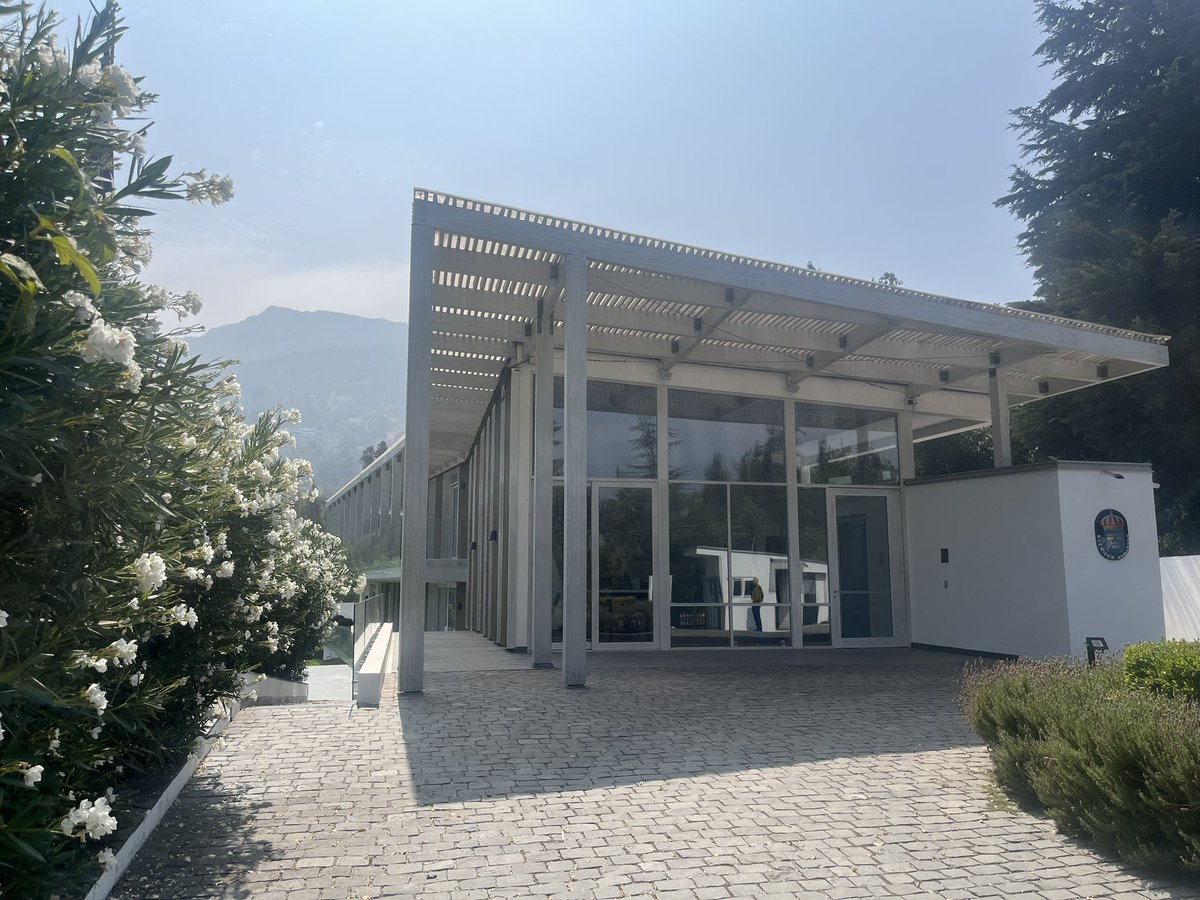 La Casa de Suecia en Chile debe ser una de las residencias más impactantes que tenemos en el exterior. Ya va a cumplir 20 años! Gracias a la talentosa arquitecta 🇸🇪 Josefina Nordmark y a las constructoras 🇨🇱 Petreos y Ramcon por haber hecho este sueño realidad.