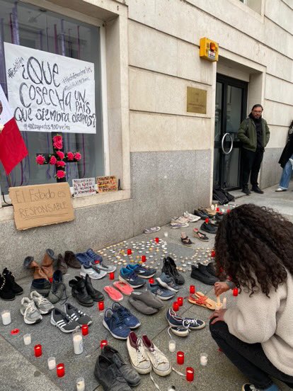 ZonaDocs's tweet photo. #LutoNacional #TeuchitlánNuncaMás 
En Madrid, España, decenas de personas se congregaron en la Embajada de México 🇲🇽 para exigir justicia para todas las víctimas del sitio de exterminio localizado en Teuchitlán, Jalisco.

Cobertura por Marifer Lattuada / @MariferLattuada https://t.co/LWcvT5iCKK