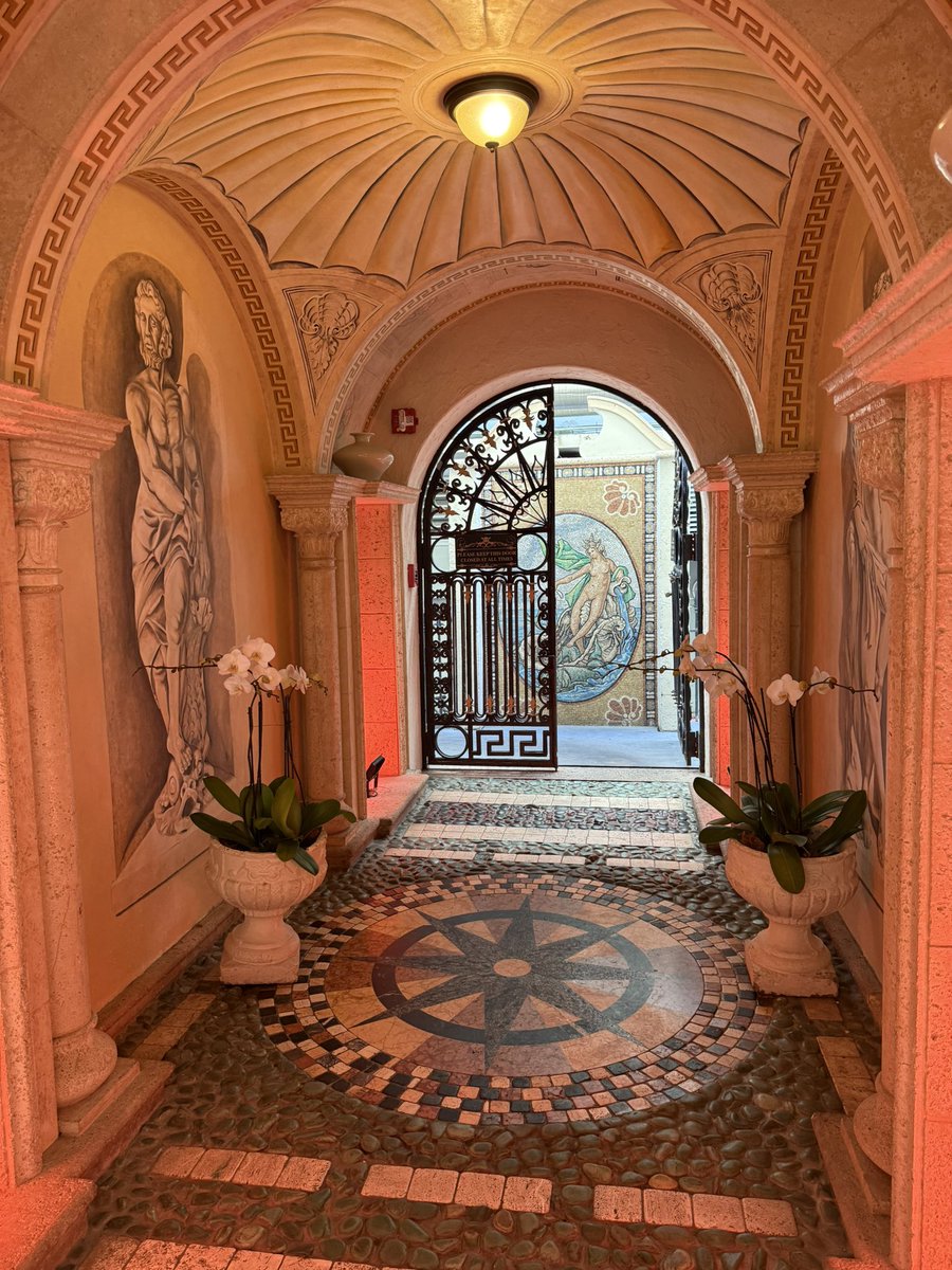 itsthebarker's tweet photo. Fancy drinks at the former Versace Mansion. 🍹🍸 https://t.co/yhlmRZBllq