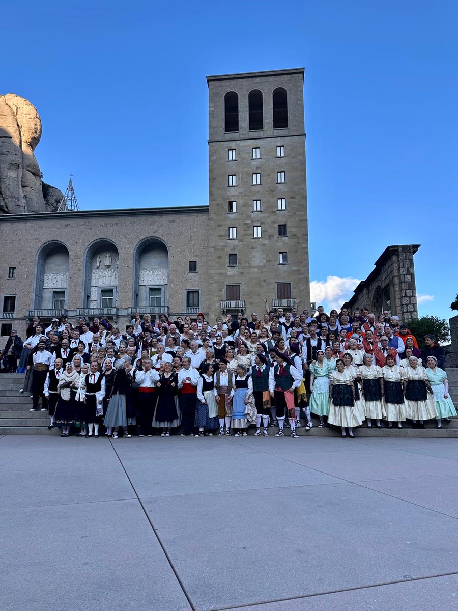 Esbart Dansaire TGN (@esbartdanstgn) on Twitter photo Ballada a Montserrat pel grup de pares i mares juntament amb nou esbarts mes. Una gran jornada per celebrar el mil.lenari del monestir. Amb <a href="/AEsbarts/">Agrupament d'Esbarts</a> Ballada a Montserrat pel grup de pares i mares juntament amb nou esbarts mes. Una gran jornada per celebrar el mil.lenari del monestir. Amb <a href="/AEsbarts/">Agrupament d'Esbarts</a>