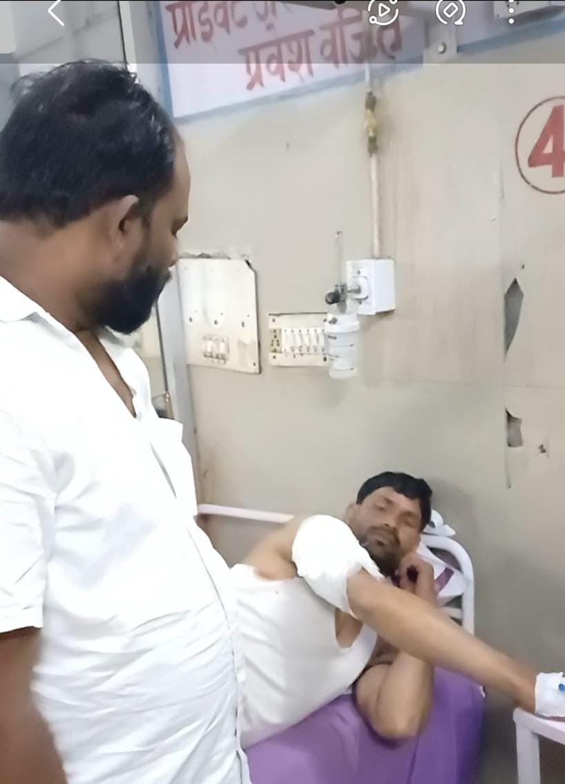 BhimArmyChief's tweet photo. उत्तर प्रदेश में दलितों की हत्या की खुली छूट?

जनपद फर्रुखाबाद के थाना कमालगंज के अंतर्गत ग्राम वीवीपुर में अनिल कुमार जाटव और उनके परिजनों पर जानलेवा हमला किया गया। कल दिनांक 14 मार्च 2025 को दोपहर लगभग 3 बजे गांव के ही जातिवादी मानसिकता ग्रस्त गुंडों ने शराब के नशे में जातिसूचक गालियां दीं और धमकी दी कि " तुम सालों चमारों अगर हम लोगों की होली के आखत में दिखे तो जान से मार देंगे।"

शाम लगभग 6 बजे, जब अनिल कुमार के भतीजे राजीव, प्रभात, भतीज बहू बीना व अन्य ग्रामीण जय प्रकाश, ओम प्रकाश और शिवा होली का आखत डालने जा रहे थे, तभी घात लगाए इन सवर्ण गुंडों ने हाथ में तमंचे लेकर फायरिंग कर दी, जिससे सभी को गंभीर चोटें आई हैं।

भीम आर्मी ,आजाद समाज पार्टी (कांशीराम) की जिला टीम द्वारा मुकदमा तो दर्ज करा दिया पर 24 घंटे से अधिक समय बीत चुका है, लेकिन अब तक किसी भी आरोपी की गिरफ्तारी नहीं हुई।पुलिस की इस लापरवाही के कारण पीड़ित परिवार अब भी दहशत के माहौल में है, जबकि आरोपी बेखौफ खुलेआम घूम रहे हैं।

मुख्यमंत्री @myogiadityanath जी जवाब दें – आपकी पुलिस हाथ पर हाथ धरे क्यों बैठी है? 

 @UPGovt से माँग करता हूँ:-

1. गंभीर रूप से घायलों का सरकारी खर्चे पर बेहतर इलाज कराया जाए।

2. हमलावरों को तत्काल गिरफ्तार किया जाए।

3. SC/ST अत्याचार निवारण अधिनियम और हत्या के प्रयास की धाराओं में कठोर मुकदमा दर्ज हो।

4. पीड़ित परिवार को सरकारी सुरक्षा और आर्थिक मदद दी जाए।

@CMOfficeUP
@Uppolice
@fatehgarhpolice