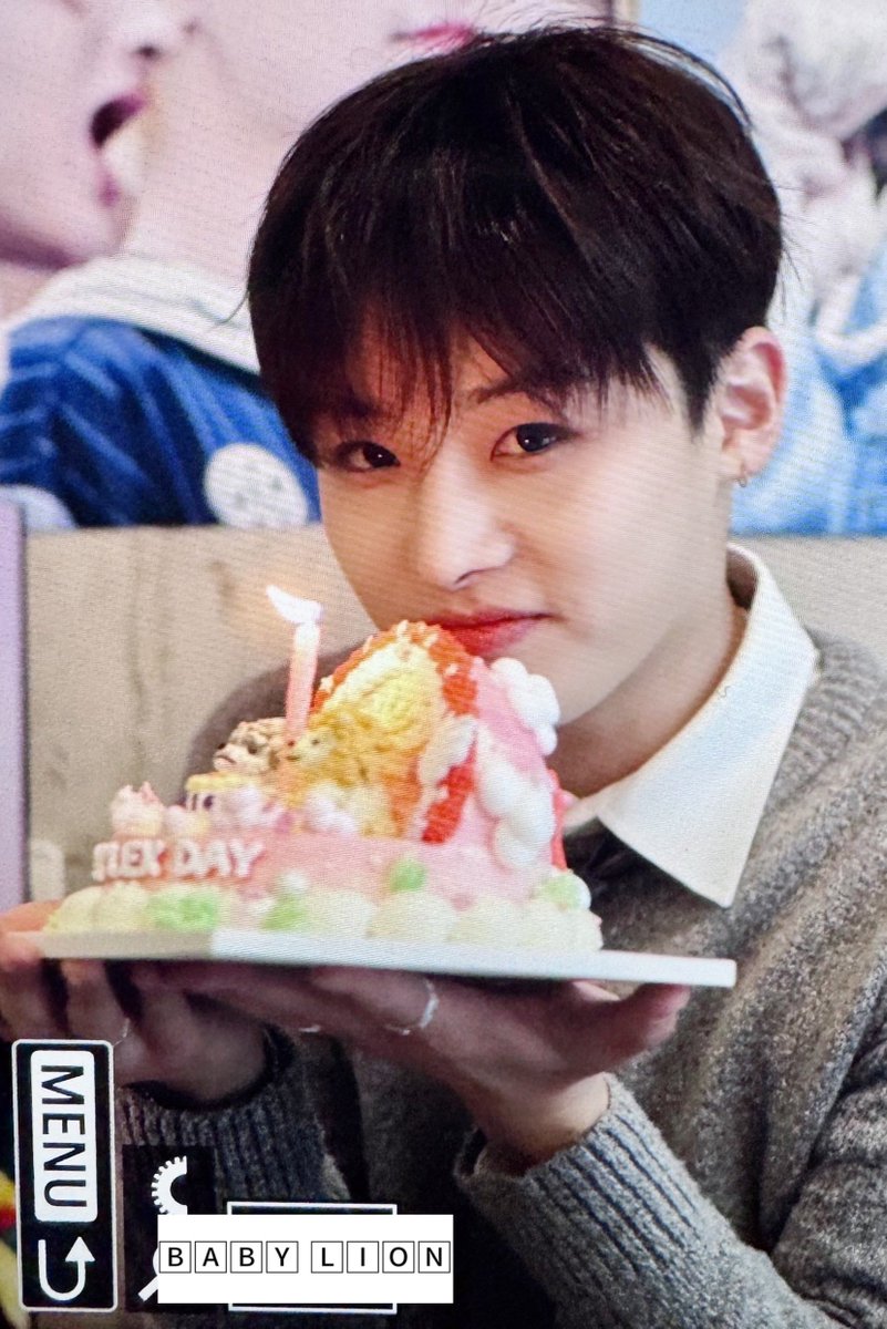 BABY_LION_LEX's tweet photo. [Preview] 
𝟮𝟬𝟮𝟱 𝗛𝗔𝗣𝗣𝗬 𝗟𝗘𝗫 𝗗𝗔𝗬 𝗖𝗔𝗙𝗘 𝗘𝗩𝗘𝗡𝗧

[ 𝕄𝔸𝔾𝕀ℂ 𝕆𝔽 𝔽𝔸𝕃𝕃𝕀ℕ𝔾 𝔽𝕆ℝ 𝕃𝔼𝕏 ]

😊🎉🎂

#XODIAC #소디엑 #LEX #렉스 #조두현
#뜌의_하루_명장면
#나는_정말정말_너를좋아해
#Magic_falling_for_LEX https://t.co/q6nT6kpap2