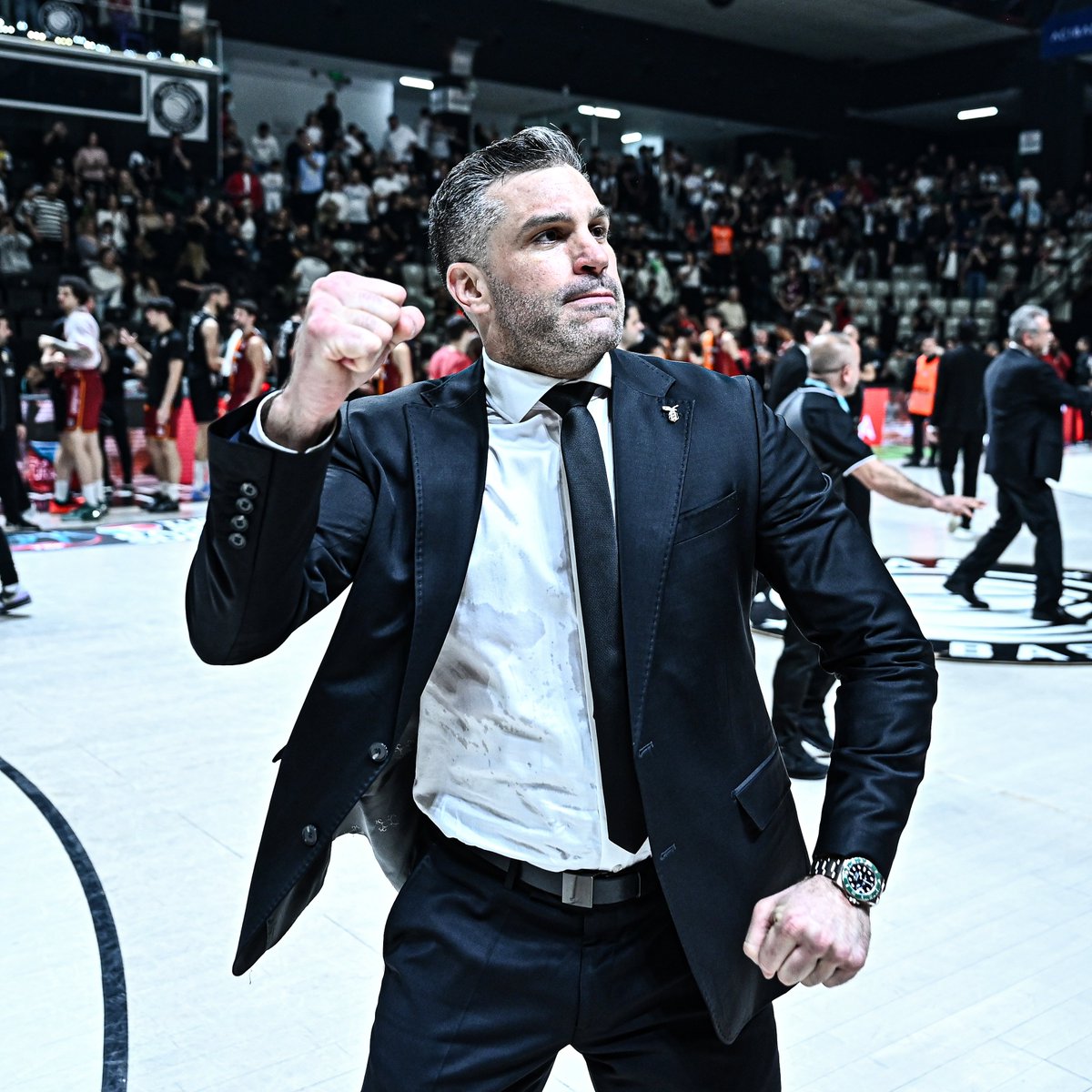 Akatlar'da bu akşam da bilinen ve sevilen bir tablo.

DUSAN. ALIMPIJEVIC. 💪