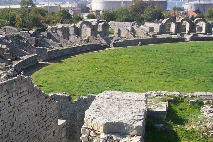 #RomanSiteSaturday #MarchArch
Salona
Founded in Greek area C3 BC, the city grew to c.60,000 with usual walls, forum, theatre, baths and this amphitheatre.
Became capital of Dalmatian Roman province under Julius Caesar. Birthplace of Diocletian. 
Quiet site in hills above Split.