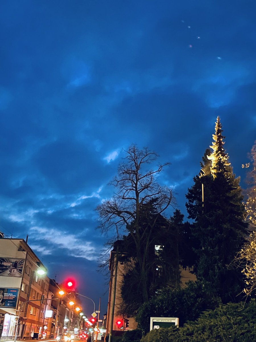 joadoit's tweet image. Abends in KL. Schönen Abend und später eine gute Nacht. 🌙✨Morgen früh wieder gesund aufwachen