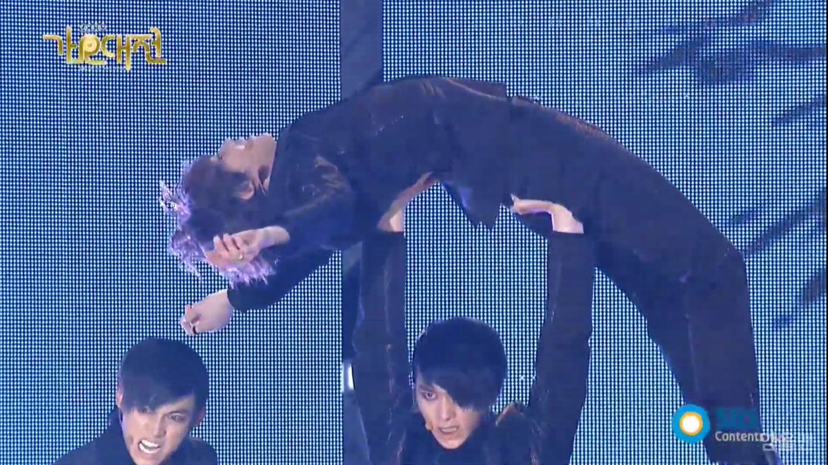 TweeChick's tweet photo. Full performance of #2PM Heartbeat with the extra finale where Chansung holds Nichkhun over his head.
 https://t.co/xq9dUe2rCb