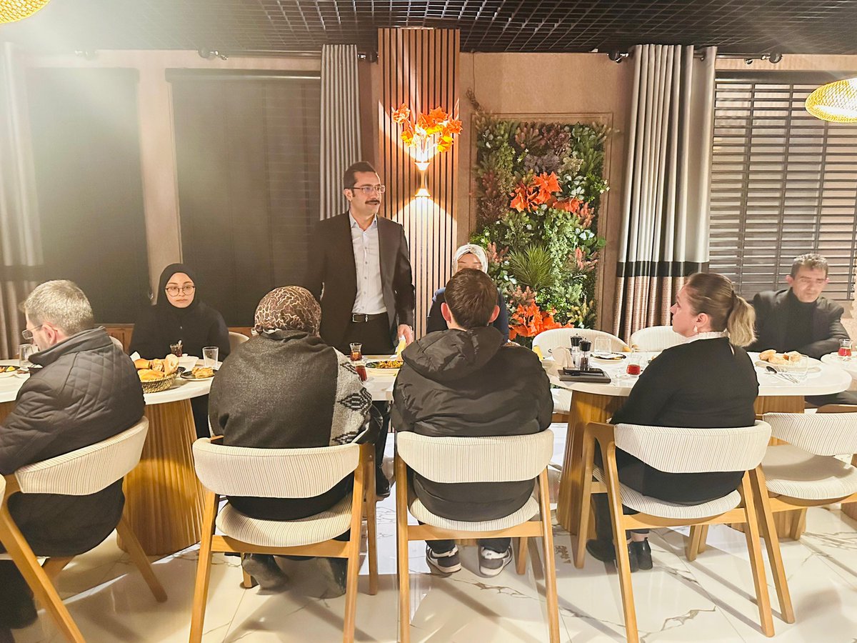 Kaymakamımız Sn. Halil İbrahim KÖROĞLU, Semiha Yıldırım Kadın Konukevinde düzenlenen iftar programına katılarak ailelerle bir araya geldi.

facebook.com/share/p/15iDnU…