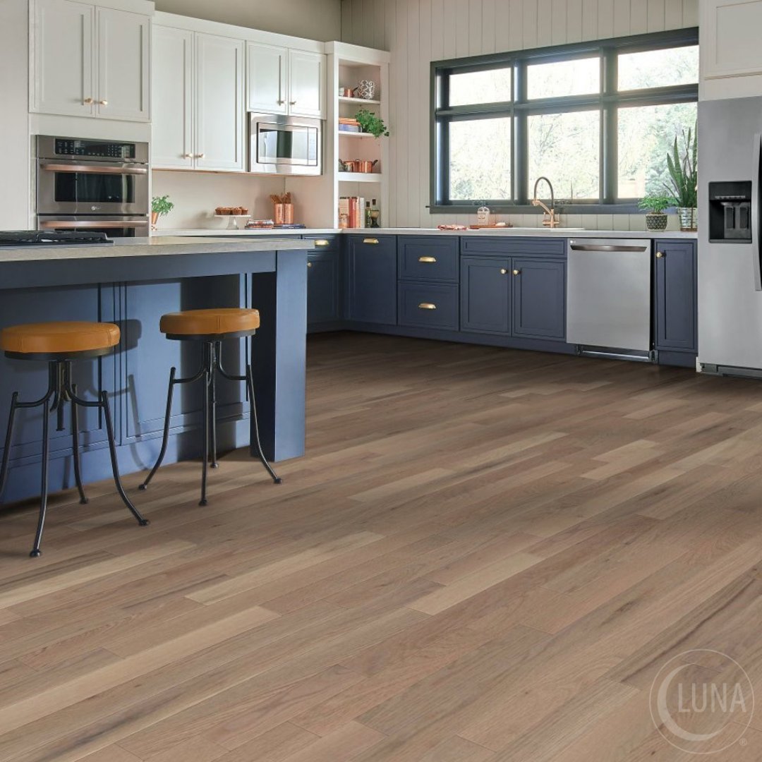 There's no need to sacrifice functionality for style. Vinyl plank is waterproof, scratch resistant, and dent resistant. Plus it comes in modern colors designed to match on-trend home décor themes. A win/win!

bit.ly/3FckHGl

#Luna #lunaflooring #vinylplankflooring