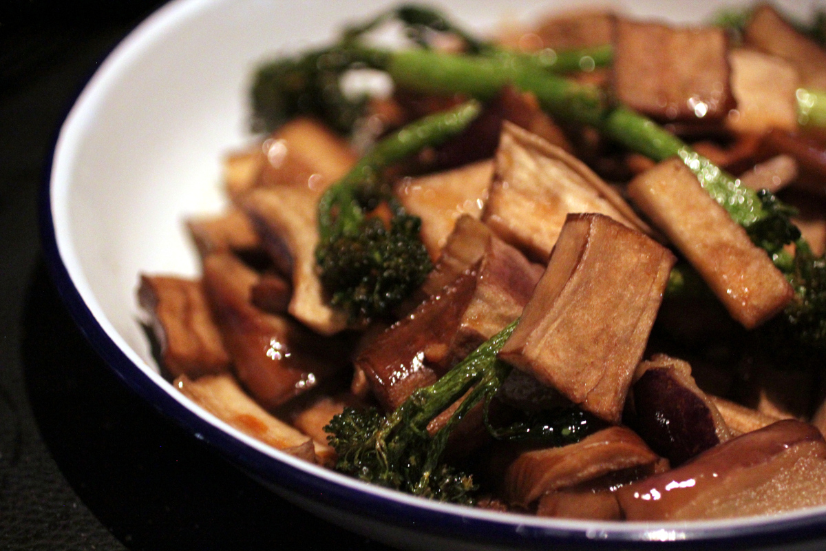 ¿Eres fan de la cocina vegetal? Pues tenemos algunos platos 'verdes' que seguramente querrás probar. Como la 'Berenjena vietnamita y bimi lacado' de la foto...
#CocinaVIajera #ExperienciaBacus