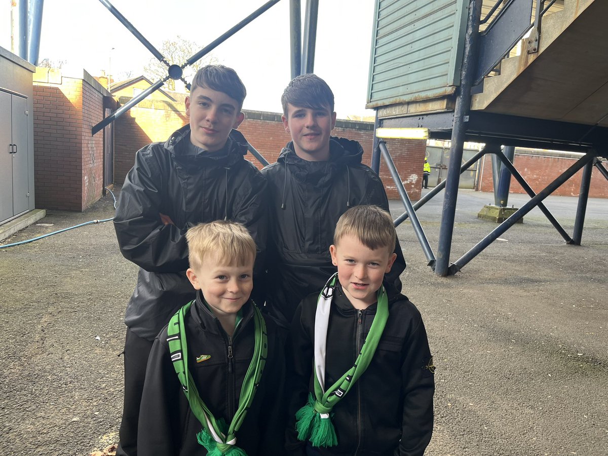 Kat_Thomson87's tweet photo. Thanks to these two block seven members for letting my little cousins borrow their scarfs and letting me take a picture 💚 @blocksevenhibs #Hibernianfc #Hibees https://t.co/BLGXqsg9xU