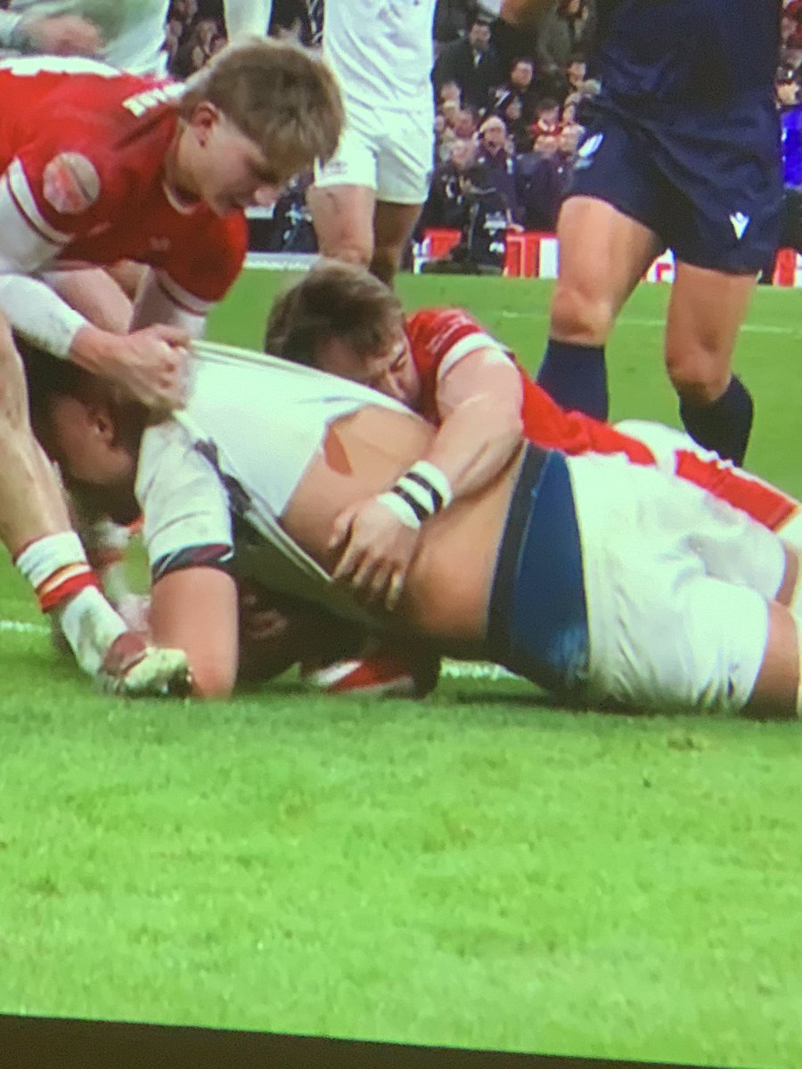 Lovely stuff - this is what winning looks like!  #England 🏴󠁧󠁢󠁥󠁮󠁧󠁿 #6nations2025 Well done to #Wales for keeping on in there.