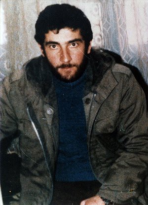 چهل سال پیش در چنین روزی، سردار ایران #مهدی_باکری رفت تا سربازان وطن در #عملیات_بدر را نجات دهد؛ رفت ولی بازنگشت، همچو برادرش #حمید_باکری 

رفتند که پیکرش را بیابند، آنان نیز برنگشتند؛ دو برادر، دو سردار بی‌پیکر؛ همه رفتند و بازنگشتند تا ایران بماند؛ و ایران ماند!
#یاشاسین_ایران