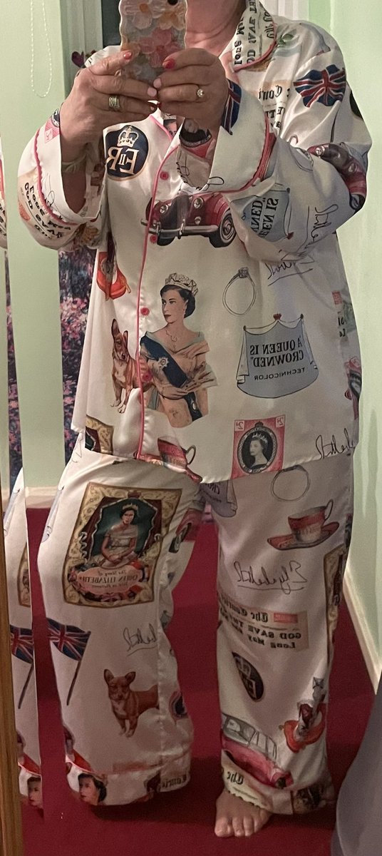 GibbsTvrgirl's tweet photo. @lil_liney bit big but love them from #sheshow.com #vintagepajamaset ๐ฅฐmy #loungewear never forget #QueenElizabeth11 ๐๐ซ
https://t.co/pnT6Q0WXea