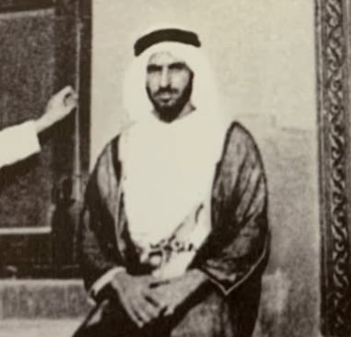 Hmd_Almarar's tweet photo. أهل دولةٍ داست على روس العدى
واطفت لنيران العدى نيرانها
أولاد ياس حشودها وجنودها
وأولاد "زايد" تعتزي فرسانها
شِبر الفلاحي طايلٍ من بونه
ما طالته لي قاصره ذرعانها

📍أرض زايد https://t.co/cbHqMtDde9
