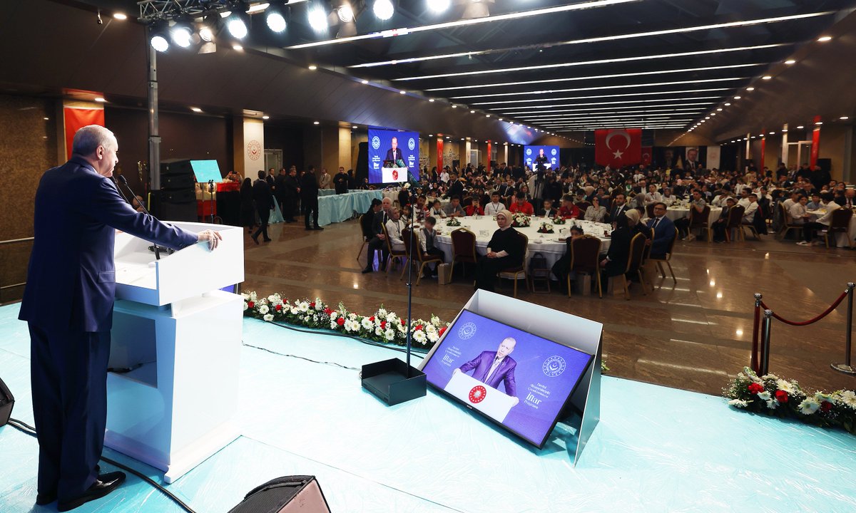 Akparti's tweet photo. Cumhurbaşkanımız Recep Tayyip Erdoğan, Haliç Kongre Merkezi'nde gerçekleştirilen “Devlet Himayesindeki Çocuklarımızla İftar Programı���na katıldı. https://t.co/3eIQXAaYhm
