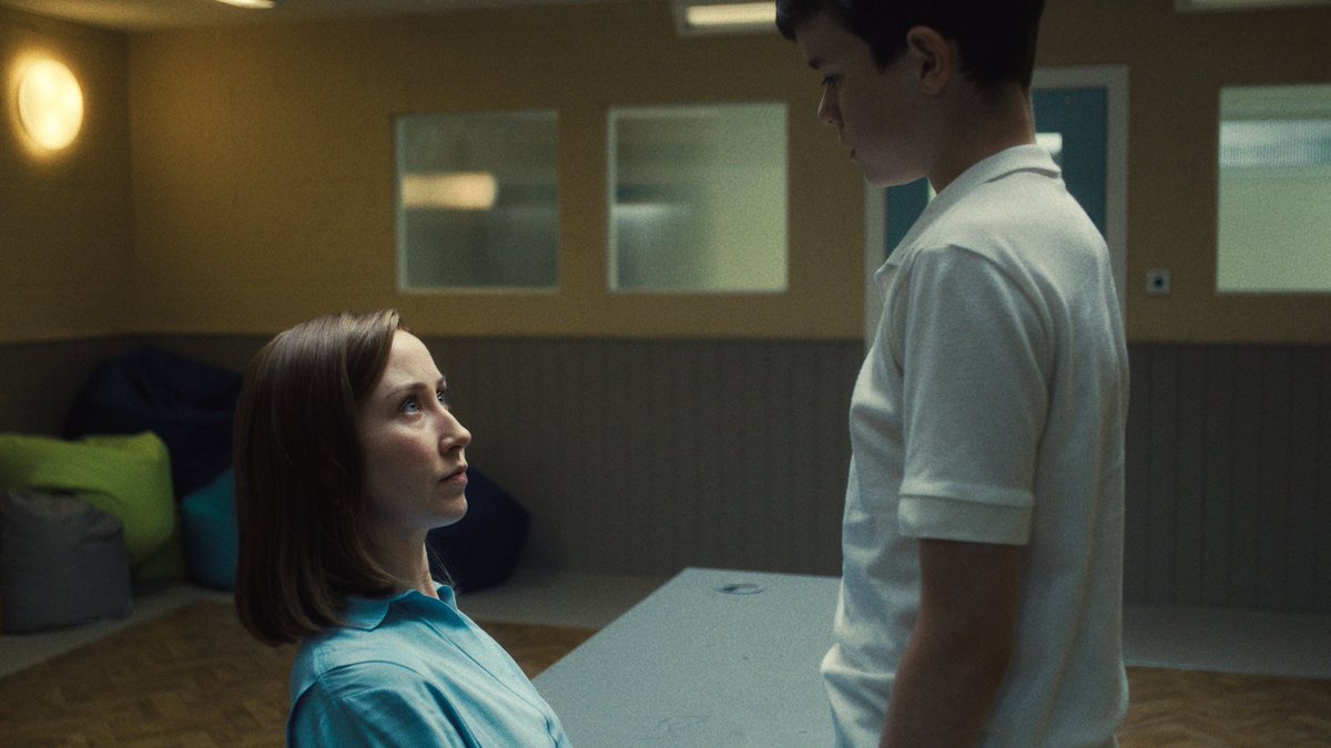 elenaskywalker_'s tweet photo. 'Adolescence' es un retrato durísimo del peligro que puede llegar a suponer no conocer realmente a los hijos, además de una adolescencia mal dirigida. Insoportablemente dura. Rodada de forma sublime. Es un milagro de la televisión moderna, pasará a la historia de las miniseries. https://t.co/vg71FNqzEY