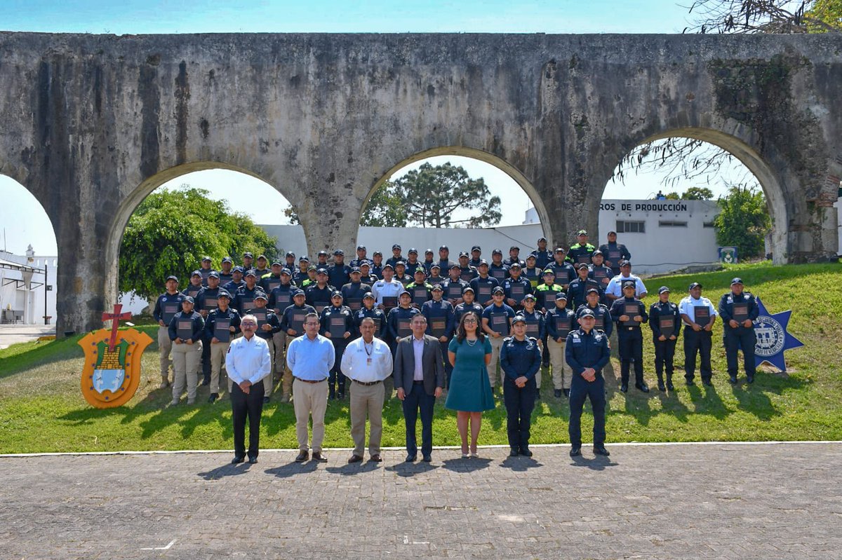 SP_Veracruz's tweet photo. 👮🏻‍♂️👮🏽‍♀️ La profesionalización policial es clave para continuar construyendo un Veracruz más seguro.

🔹 En la #SSPVER seguimos fortaleciendo a nuestras fuerzas policiales con formación de calidad. 
Esta semana, 63 elementos concluyeron exitosamente su capacitación en el #CEIS.🚔👮🏽‍♂️ https://t.co/mjEpL0WSzg