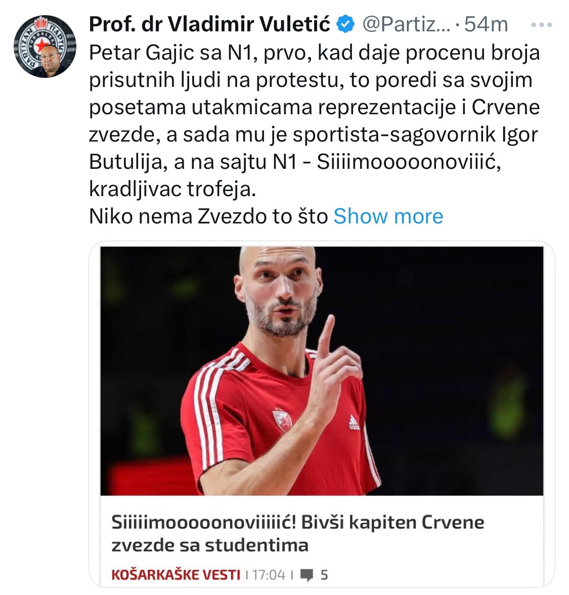 Чињеница је да је цењеном професору правног факултета Звезда опсесија којим се искључиво бави за време студентског протеста.