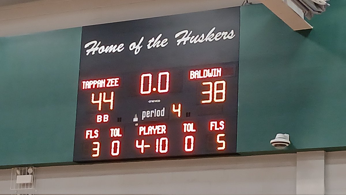 rayteodora1's tweet photo. @NYSPHSAA @ryegbball @NyMetroScout @MaxPreps @nysswa @SecOneAthletics @RyeAthletics @AlMercado8 @TZhoops @NYS_Basketball @LIBLITZ @VarsityMedia @eliovelez @TZeeAthletics @XavierLeveille7 Tappan Zee SURVIVES to play another day! 
🚨FINAL:
@TZhoops 44
Baldwin 38
The Dutchmen are Regional FINALS Champions! 
With the win, @TZeeAthletics is headed to Binghamton for the @NYSPHSAA Class AA Semifinals on Thursday 3/20 2:30 PM vs IV Binghamton who beat Lourdes 70-63! https://t.co/joB31HfJzK