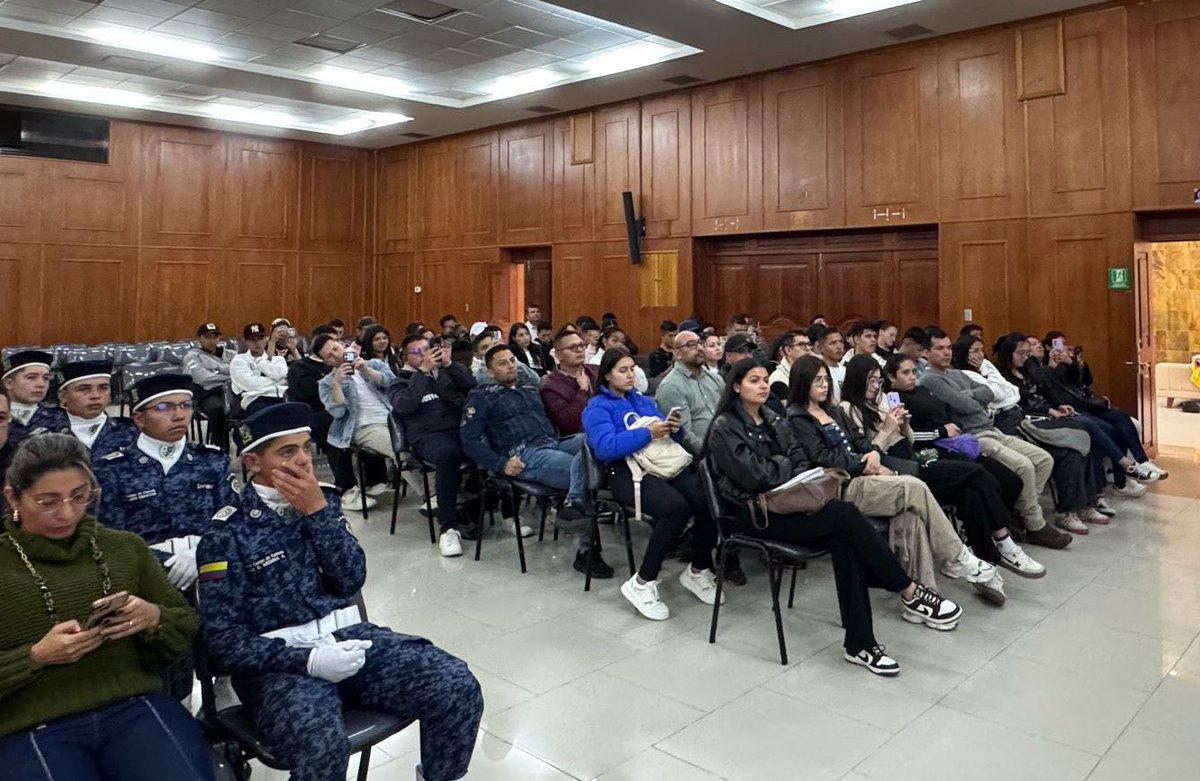 CNSCColombia's tweet photo. Estuvimos en #Tunja, en una nueva jornada de socialización del #ProcesoSelecciónCNSC INPEC 11, que ofertará 1.200 vacantes, 900 para ingresar al @INPEC_Colombia en el cargo de Dragoneante y al cual pueden inscribirse jóvenes bachilleres entre los 18 y 25 años, sin experiencia. https://t.co/hMbKKDaMsh