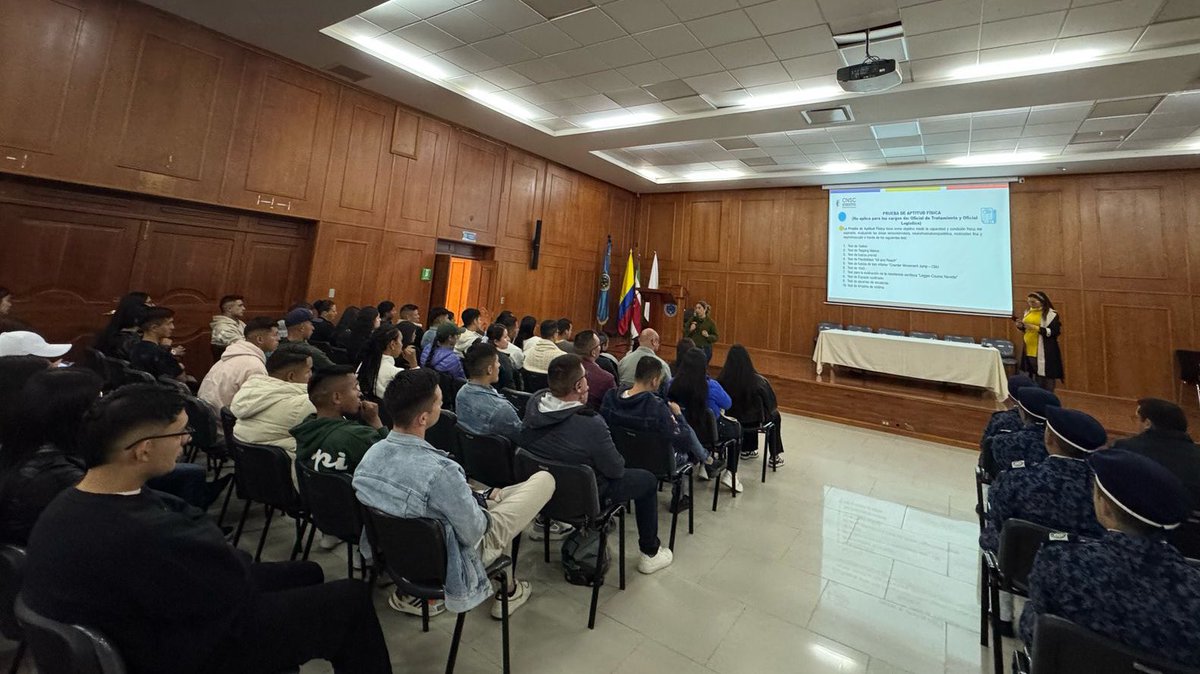 CNSCColombia's tweet photo. Estuvimos en #Tunja, en una nueva jornada de socialización del #ProcesoSelecciónCNSC INPEC 11, que ofertará 1.200 vacantes, 900 para ingresar al @INPEC_Colombia en el cargo de Dragoneante y al cual pueden inscribirse jóvenes bachilleres entre los 18 y 25 años, sin experiencia. https://t.co/hMbKKDaMsh