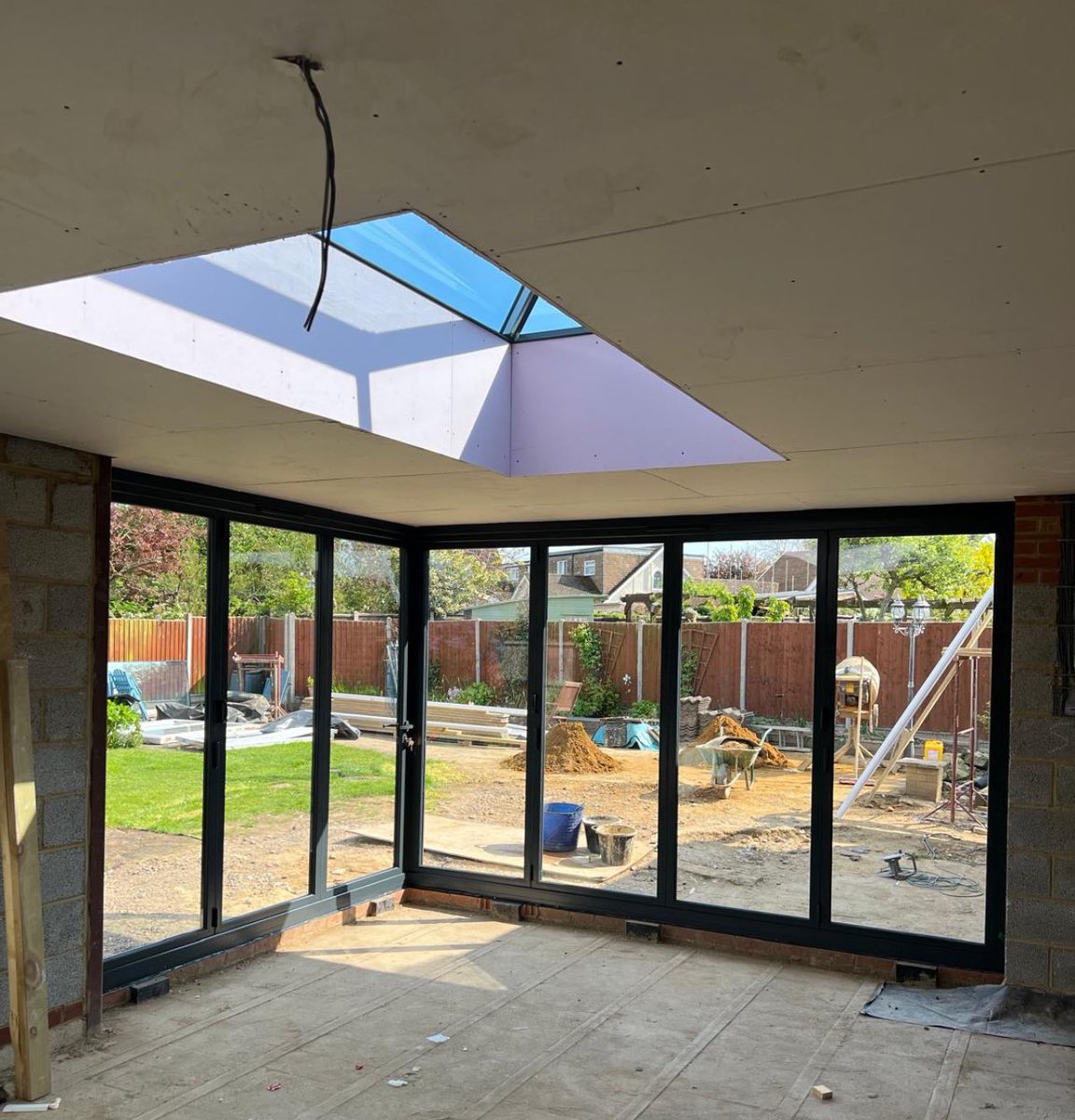 Home extension where we incorporated Corner Bifold Doors allowing for a seamless home into garden space when open🏡
We built a Glass Lantern into the roof creating even more light and unity with the outside☀️
Truly stunning 👌😊👑