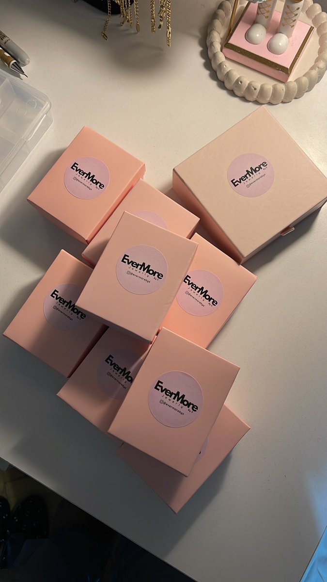 Ayiii cumartesi siparişleri o kadar seviyorum ki seçtiklerinizi paketlemeyi 🥹🥹 instagram.com/evermorebyss