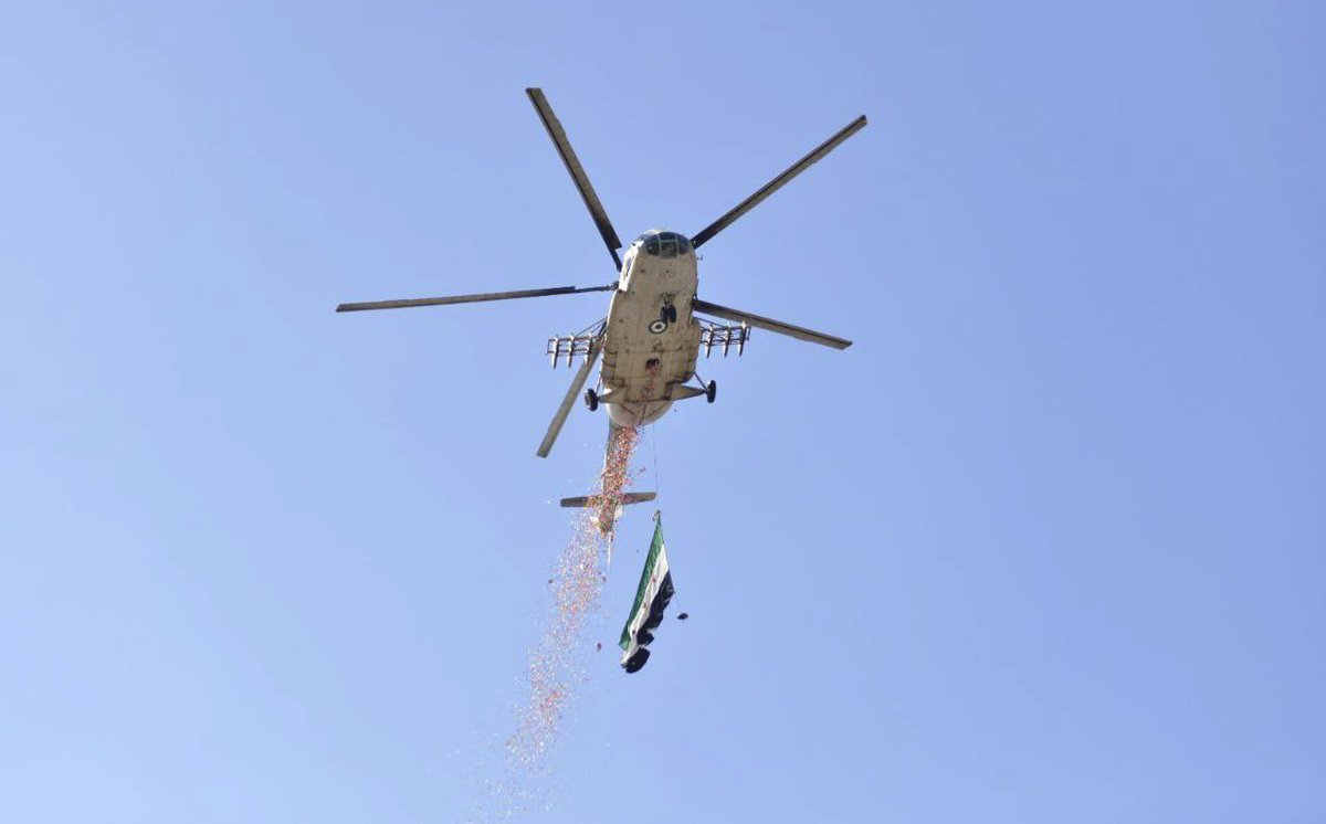 "شتّان بين الحرّ يرمي أهلَهُ
ورداً، ووغدٍ يُسْقِطُ البرميلا
فالحرُّ ينشُرُ في السماء عطورَهُ
والوغدُ يُشْعِلُ للشرور فتيلا"