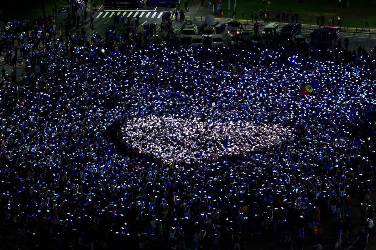 CristianDoroba3's tweet photo. Romania’s heart beats European 🇷🇴❤️🇪🇺

Today in Bucharest.

Photo credit: Octav Ganea - Inquam Photos https://t.co/Nbv2M7KP7r