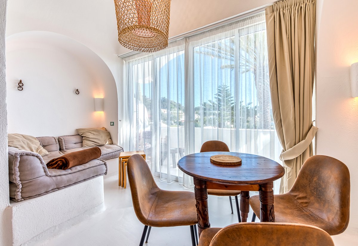 A resort nestled in a botanical park
Villa Ravino’s location offers the exclusive privilege of the outstanding Giardini Ravino, the panorama pool area, and the splendid viewpoint where one can admire the sun plunging into the sea at sunset. Its comfortable apartments and rooms