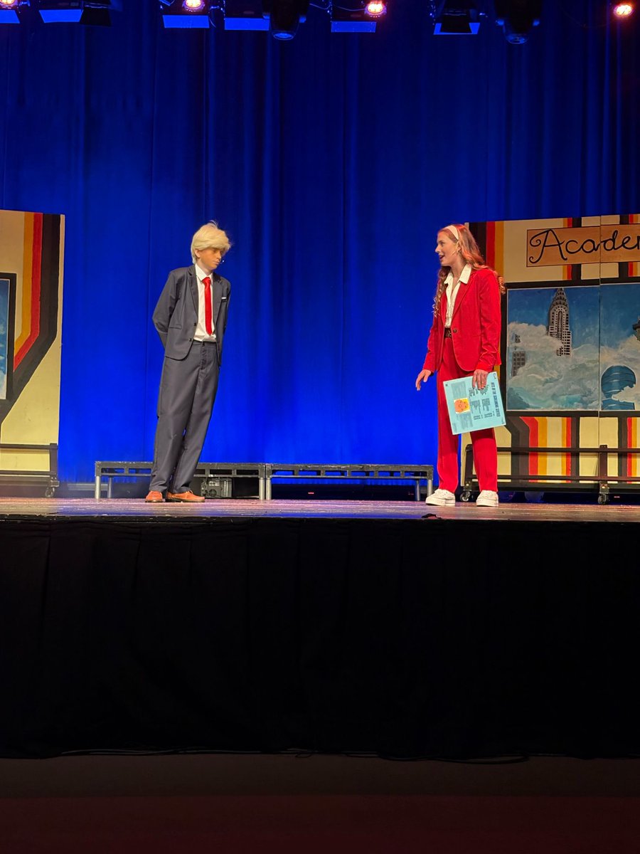 Bhí dhá oíche den chéad scoth againn aréir agus ar an Déardaoin le lucht na hIdirbhliana 2025 agus a gcuid Dráma “Boogie”. Comhghairdeas do chách agus le Ógie Ó Céilleachair agus an Roinn Drámaíochta ach go háirithe. Is iontach an tallann atá ag scoláirí Ghaelcholáiste Luimnigh.