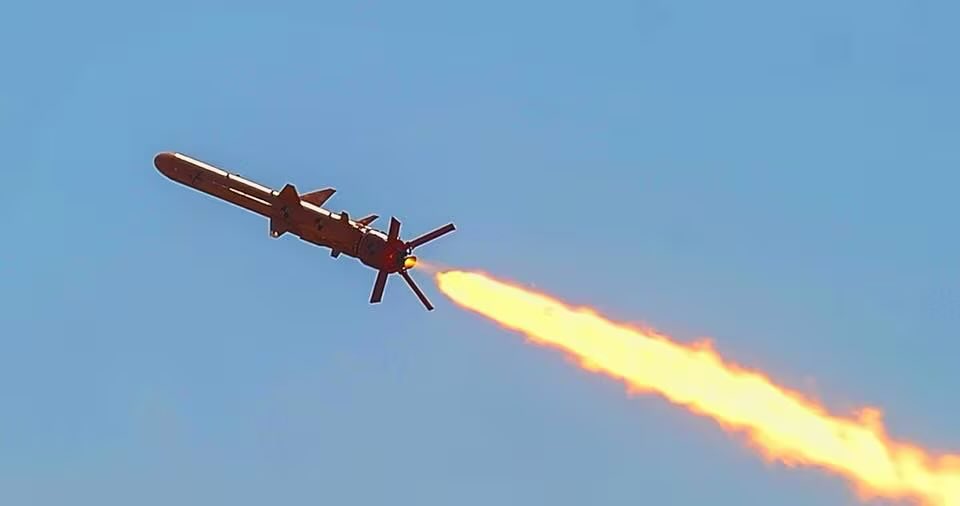 ukraine_map's tweet photo. Today, Ukraine 🇺🇦 carried out its furthest missile strike of the war, using a Ukrainian Neptune Cruise Missile to strike the Tuapse Oil Refinery in Russia, located 450km from the frontline

The Neptune Cruise Missile has been successfully tested with a range of +500km to 1,000km https://t.co/0jmGVp97Uo