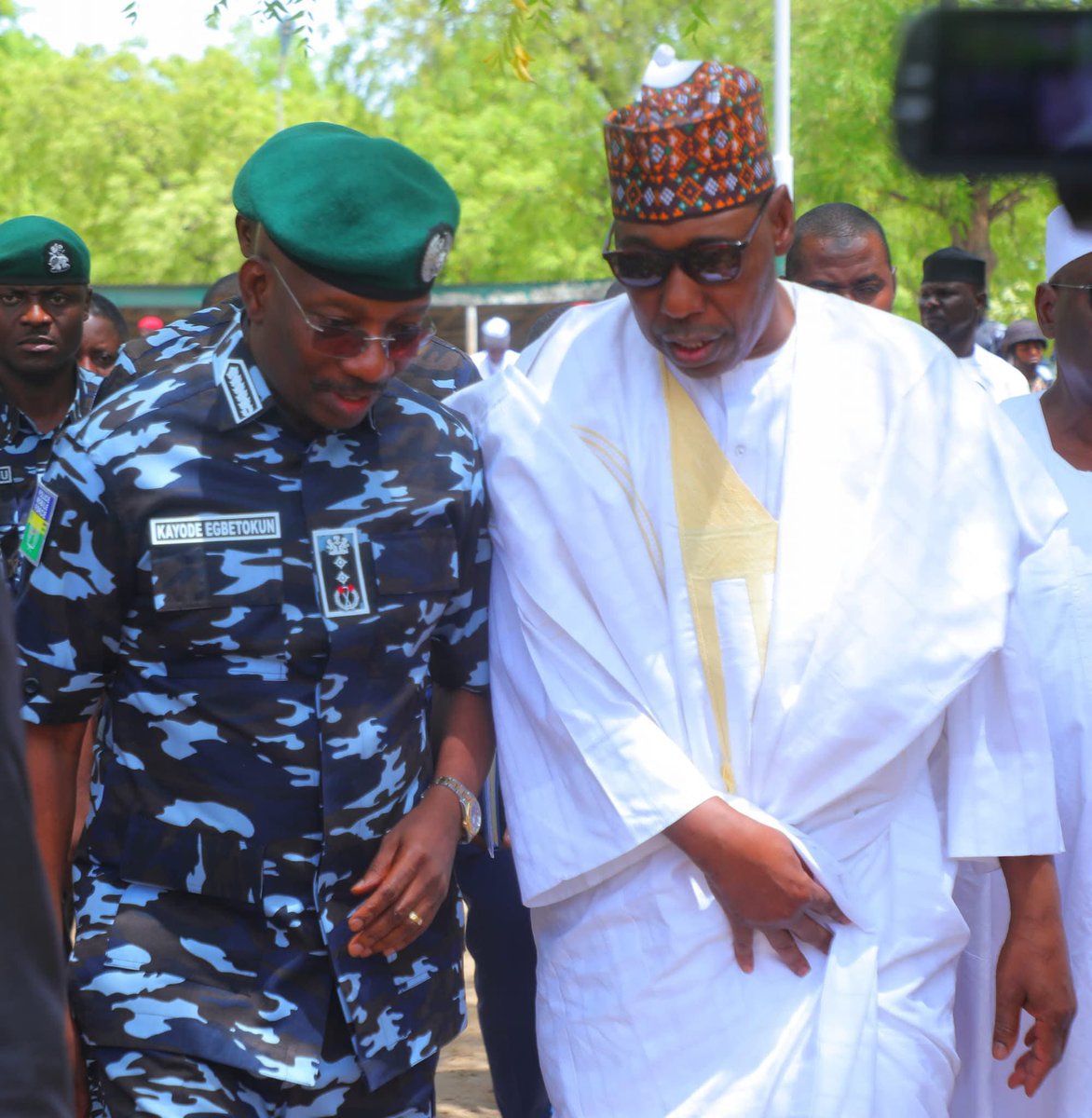 Asf_ciroma's tweet photo. Governor Zulum boosts security in Borno! He hands over 110 operational vehicles and 280 houses to security forces, strengthening the fight against insurgency. Source:@DejiAdesogan #BornoSecurity #ZulumInAction https://t.co/llawfQbNxQ