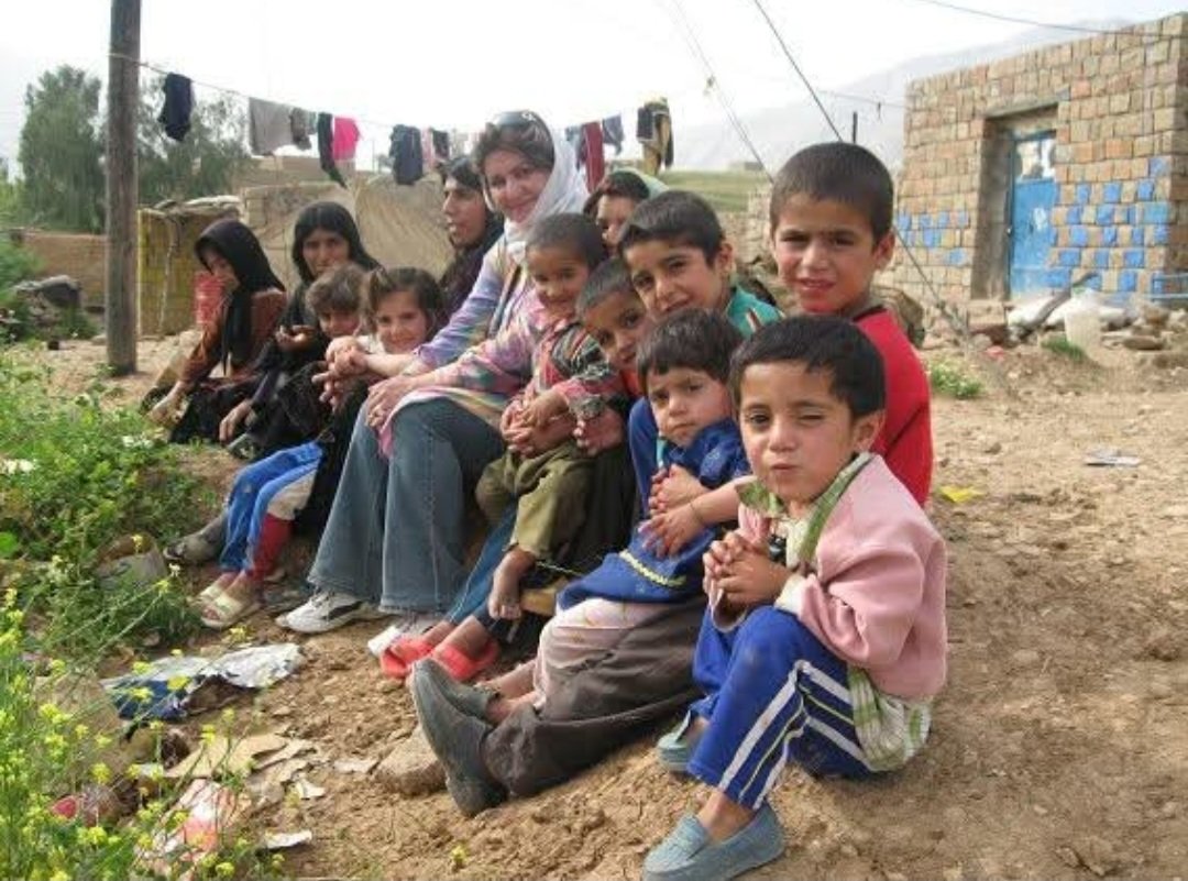 فاجعه‌ی رومانتیک کردن زندگی عشایری!
زندگی عشایری از دور نوستالژیک و زیباست ولی تا خودت در آن شرایط نباشی، نمی‌فهمی که زنان‌ و دختران تقریبا صفر تا صد همه کارها را در شرایطی واقعا طاقت‌فرسا به عهده دارند. سال ۸۶ تصمیم گرفتم برای شناخت دقیق از شیوه زندگی ایل و تبارم، 👇