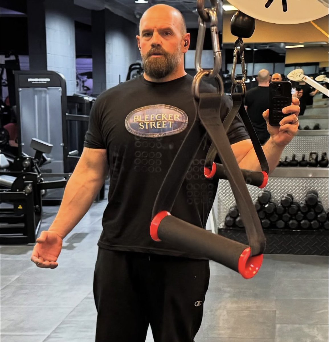 Famous Actor Ethan Suplee, who starred in ‘Remember the Titans’, weighed 550 lbs when he was just 23-years old.

He’s undergone an incredible transformation over the years and has lost around 300 lbs while becoming jacked.
