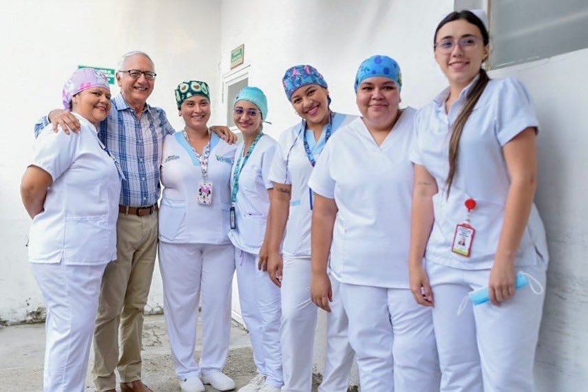 MinSaludCol's tweet photo. 🎓💙 Fortalecer el sistema de salud comienza con más y mejores profesionales. Por eso, el artículo 45 de la #ReformaALaSalud plantea la oferta de formación pregradual y posgradual en salud, incluyendo especialidades médico-quirúrgicas y salud pública. Esto permitirá contar con más médicos y especialistas para atender las necesidades del país.

Además, el Ministerio de Salud establecerá la asignación de becas para cubrir costos académicos y de sostenimiento, apoyando a quienes dedican años de estudio y preparación para cuidar nuestra salud.

#SaludConDignidad