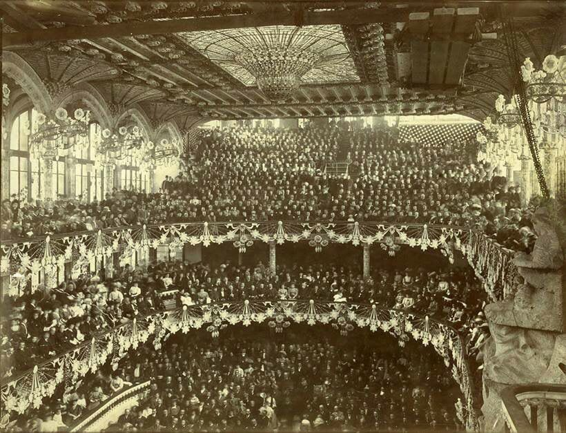 Avui fa 118 anys s'inaugurava el Palau de Música Catalana.

Concert inaugural del Palau de la Música Catalana, el 9 de febrer de 1908

📐 Lluís Domènech i Montaner
📷 Frederic Ballell