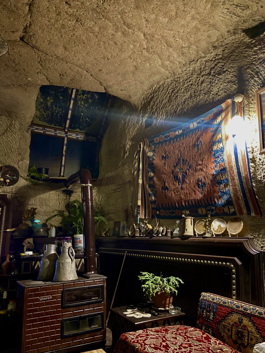 İnsan aklına geldiği gibi konuşmadan yaşayabilir mi? Yalan söyleyip kıvırmadan, bahane bulmadan. İnsanın kendisini biraz bırakması, boş vermesi, yalancı olması, daha iyi değil mi?
Göreme | Nevşehir