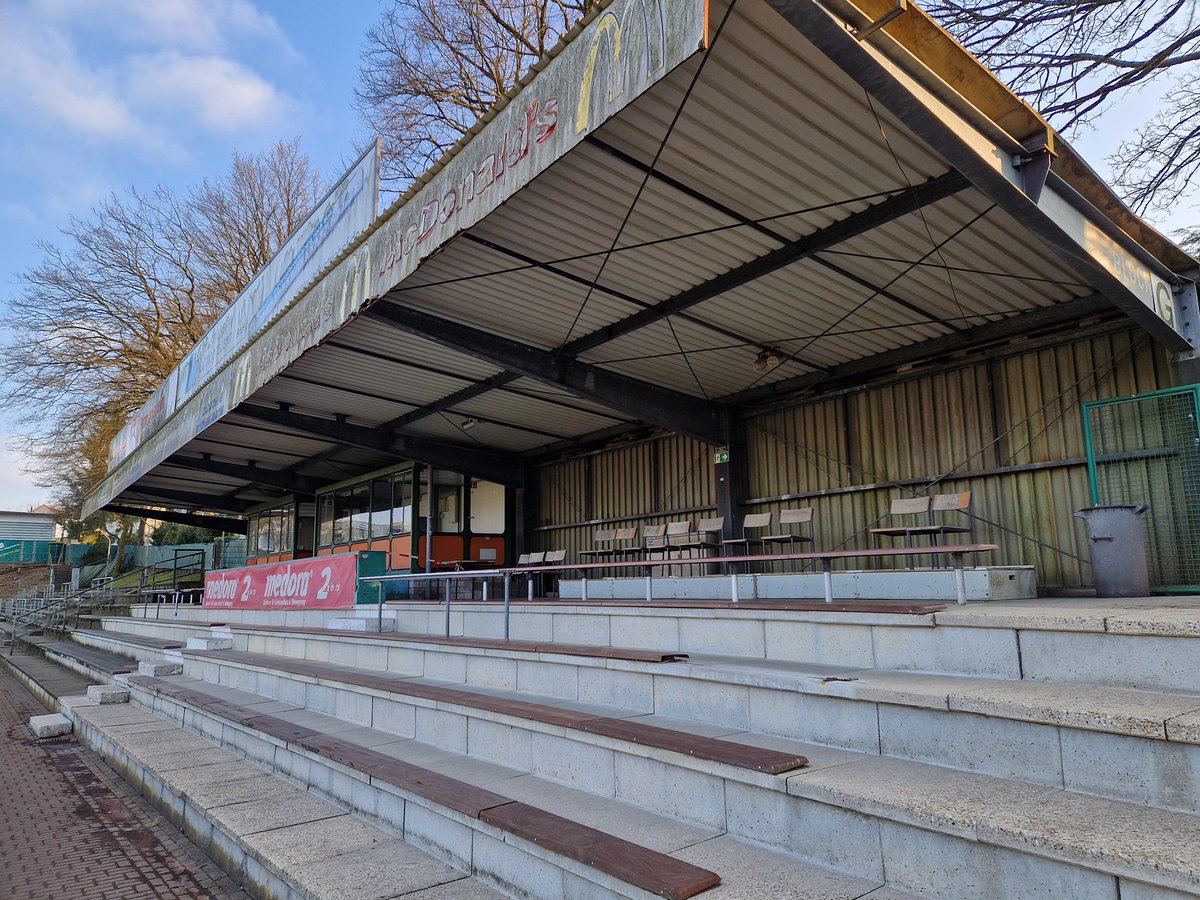 🏟 📸 Vandaag foto's gemaakt bij <a href="/FCRemscheid/">FC Remscheid</a>. Zij speelden in de jaren '80 kort in de 2. <a href="/Bundesliga_DE/">BUNDESLIGA</a> en dus moest er een groter stadion komen om aan de licentieeisen te voldoen. Succes was van korte duur, maar het stadion staat er nog!
