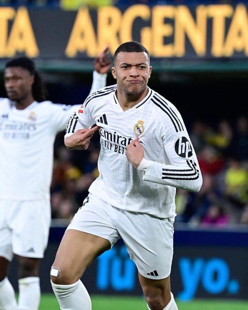 Mrnobody12462's tweet photo. - Première saison de Benzema : 9 buts
- Première saison de Bellingham : 23 buts
- Saison record de Vinicius : 24 buts 
- Saison record de Rodrygo : 19 buts 

Nous sommes au mois de Mars Mbappé est actuellement à 30 buts pour sa première saison à Madrid, et c’est un flop askip https://t.co/R2eOqkirVv