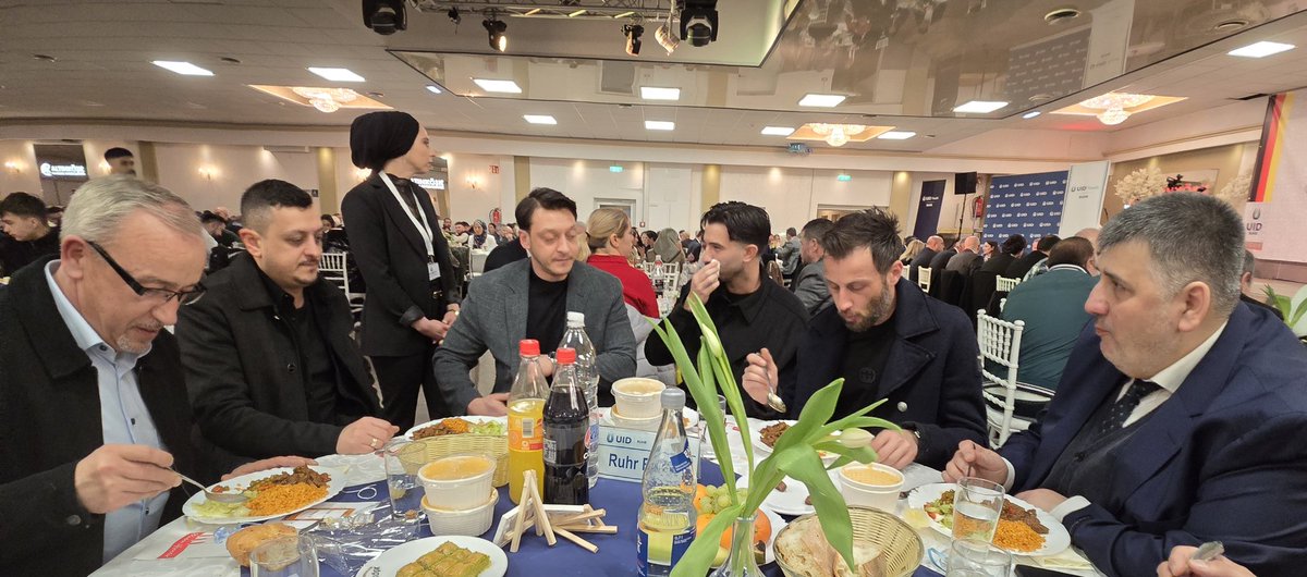 ibrahimtuncer67's tweet photo. UID Ruhr Bölgesi’nin düzenlediği iftar yemeğinde, Ak parti MKYK üyesi Sayın Mesut Özil ile bir araya geldik! Samimi bir atmosferde, Ramazan’ın bereketini paylaştık. #İftar #MesutÖzil #UIDRuhr @M10 @uid_ruhr https://t.co/eynwYQW9iQ