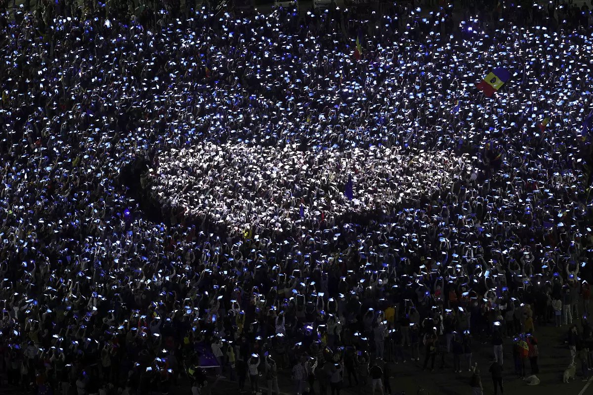 Tonight, #Romania  was the heart of Europe. Over 10,000 people, voices united in one message: Romania belongs to Europe!