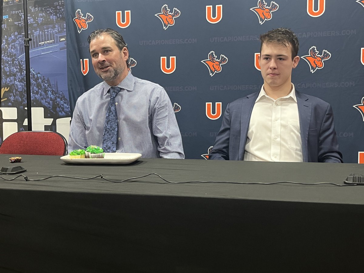 DIIIHockeyNews's tweet photo. When the chef drops off cupcakes mid press conference. #d3hky 

@Utica_Pioneers @UticaMensHockey @GaryHeenan https://t.co/ceMhhYMxTE