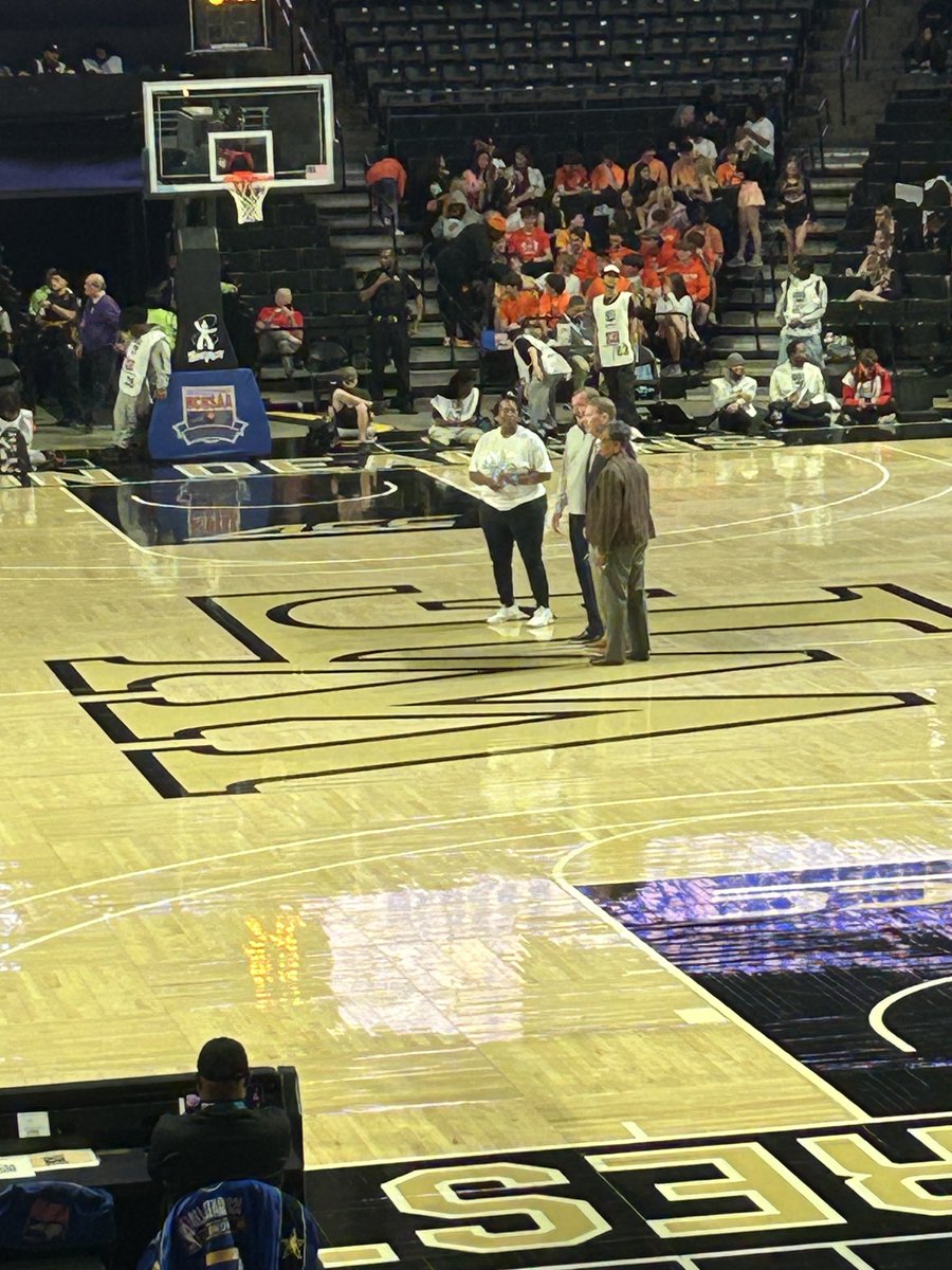 GBullsAthletics's tweet photo. Congrats Coach Hardy…John Wooden Legacy recipient 2025. https://t.co/MIQnDVHRPK